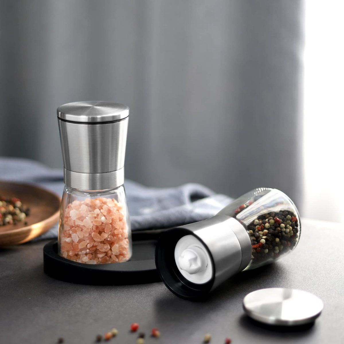 VEVOK CHEF Salt and Pepper Grinder Set Stainless Steel Adjustable Coarseness Ceramic Pepper Mill Salt Crusher with Silicone Tray Salt and Pepper Shaker Spice Grinder Kitchen